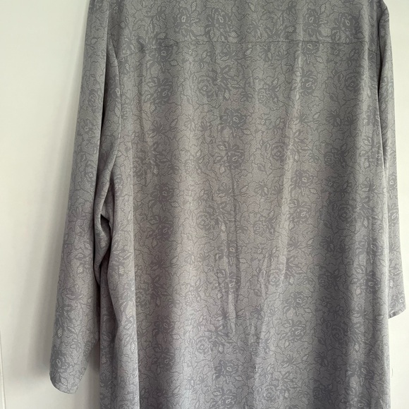 Violet & Claire Gray Floral Tunic Blouse Size 3X - Picture 7 of 9